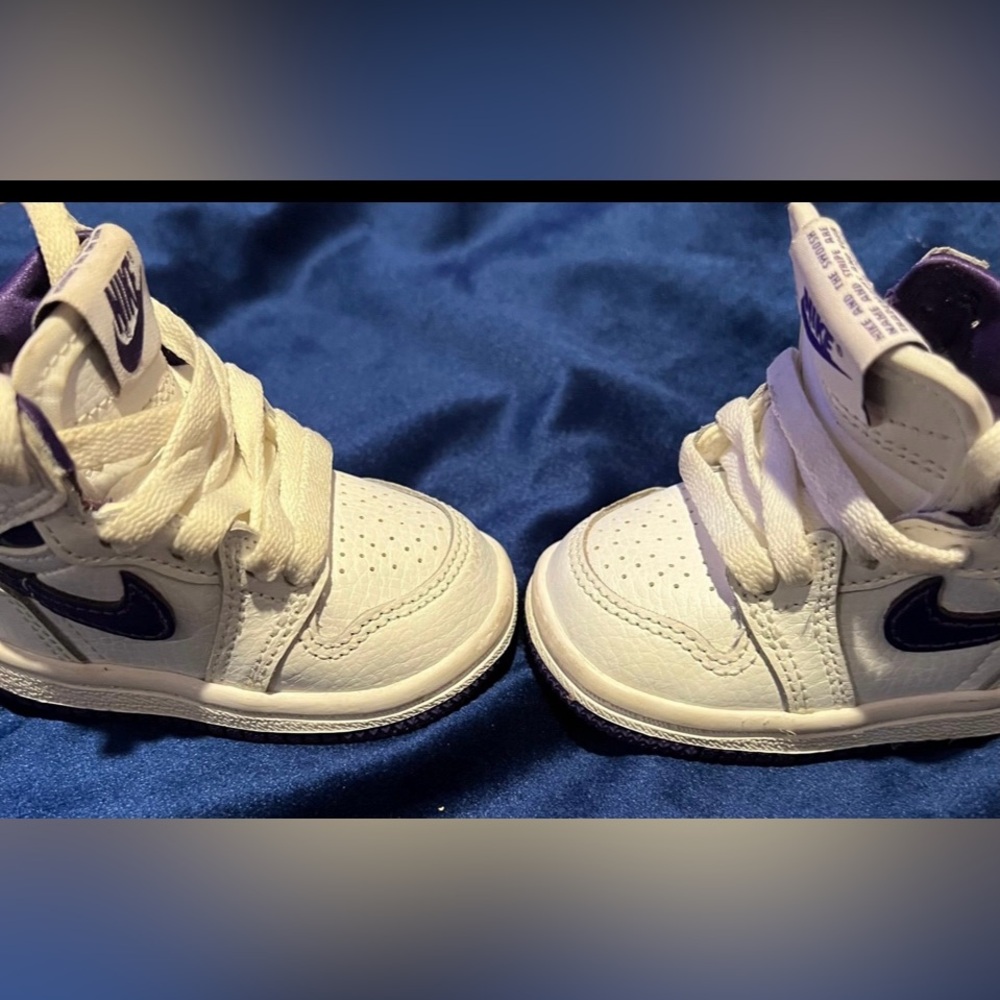 Bright White Sneakers with Classic Design and Lace-Up Closure Jordan’s